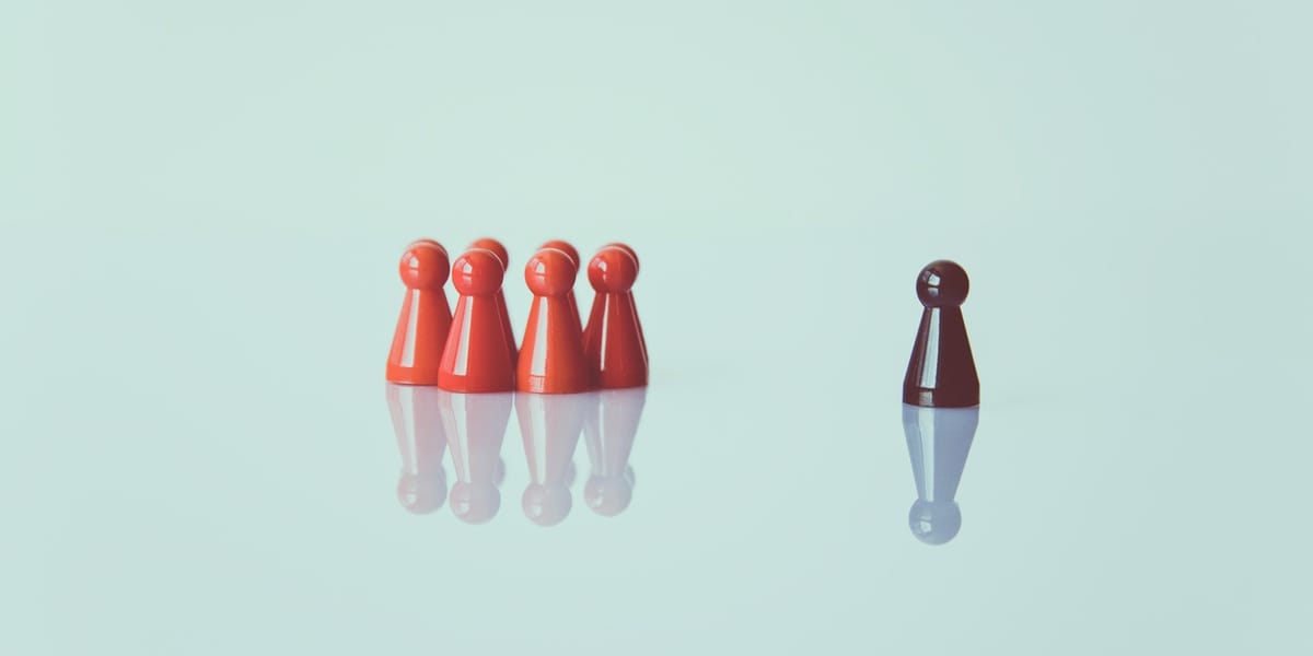 一顆黑色棋子面對五顆紅色棋子，象徵領導與團隊之間的距離與責任